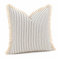 Coussin décoratif 45 x 45 cm en tissu écru rayé bleu marine avec franges